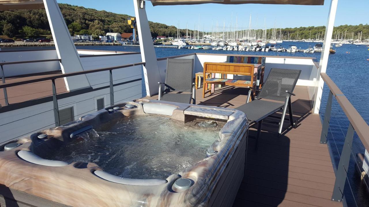 Hausboot Pula - Floating House Water Lily Hotel Bagian luar foto