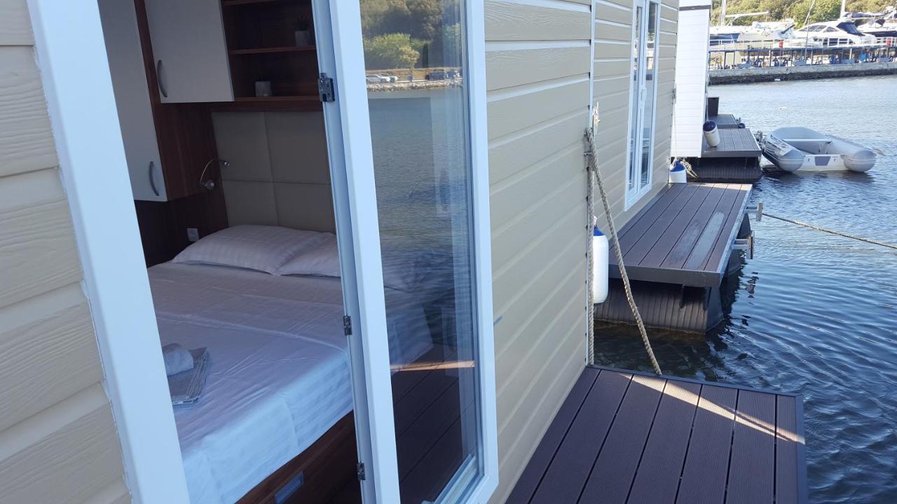 Hausboot Pula - Floating House Water Lily Hotel Bagian luar foto