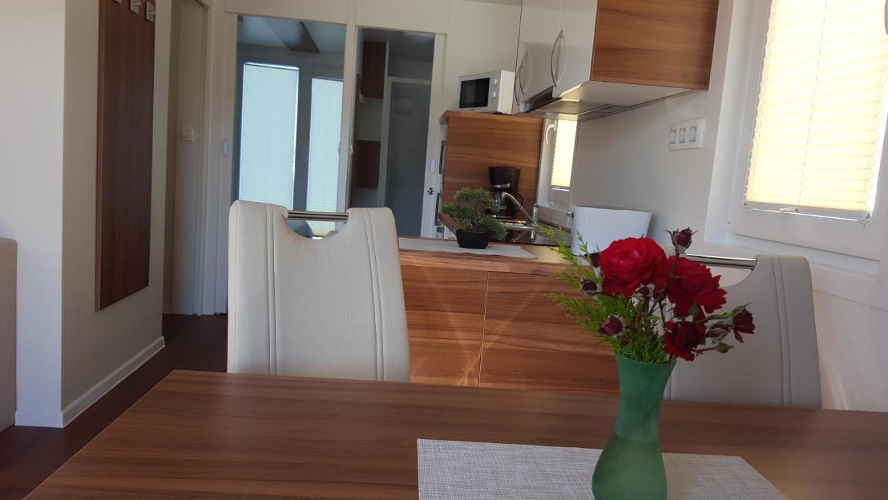 Hausboot Pula - Floating House Water Lily Hotel Bagian luar foto